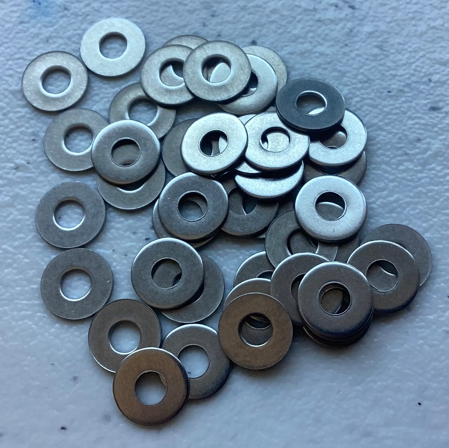 100 PIECES OF #4 STAINLESS STEEL FLAT WASHERS (5/16 OD X 1/8 ID)