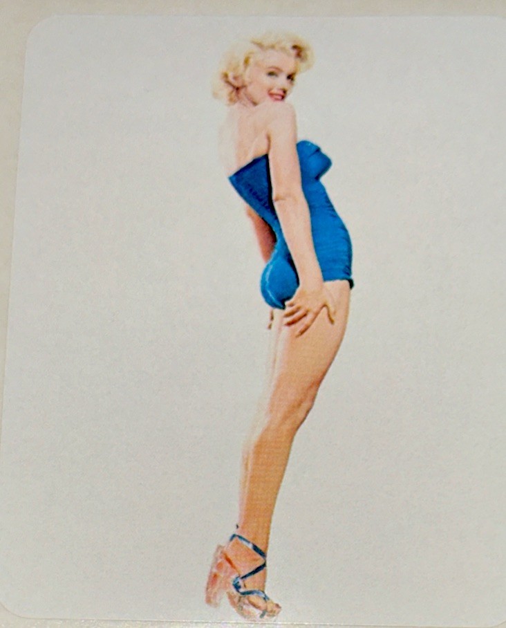 MARILYN MONROE STICKER✨💋✨👠✨3 3/8” x 2 5/8”✨VINTAGE✨SEXY BLUE BIKINI✨💙💫